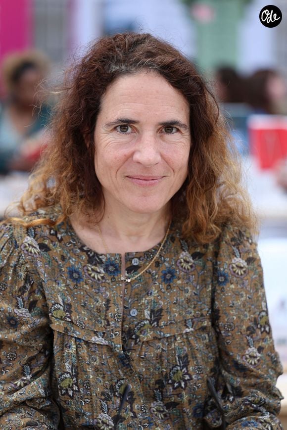 Le quotidien décrit autour du domaine révèle une existence simple et ritualisée, loin des codes du pouvoir parisien.

Mazarine Pingeot lors du 5ème festival du Livre de Paris au Grand Palais à Paris, France, le 18 avril 2026. Les 17, 18 et 19 avril 2026, le Festival du livre de Paris célébrera les livres et la lecture, sous toutes ses formes, pour tous les publics. © Denis Guignebourg/BestImage