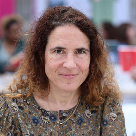 Le quotidien décrit autour du domaine révèle une existence simple et ritualisée, loin des codes du pouvoir parisien.

Mazarine Pingeot lors du 5ème festival du Livre de Paris au Grand Palais à Paris, France, le 18 avril 2026. Les 17, 18 et 19 avril 2026, le Festival du livre de Paris célébrera les livres et la lecture, sous toutes ses formes, pour tous les publics. © Denis Guignebourg/BestImage