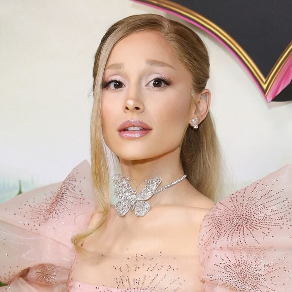 Pour une logistique plus pratique, vous pouvez remplacer la serviette par des carrés en microfibre ou bambou. La règle d'or : une utilisation, un passage en machine.

Ariana Grande assiste à la première australienne du film "Wicked" au State Theatre de Sydney, Australie, le 3 novembre 2024. 

© Christopher Khoury/Australian Press Agency via ZUMA Press Wire/Bestimage