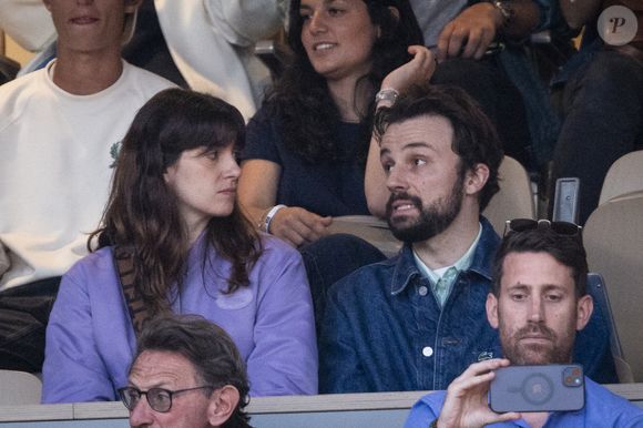 Tom Villa et sa compagne Marion dans les tribunes lors de la session du soir des Internationaux de France de Tennis de Roland Garros 2025, à Paris, France, le 4 juin 2025. © Jacovides-Moreau/Bestimage
