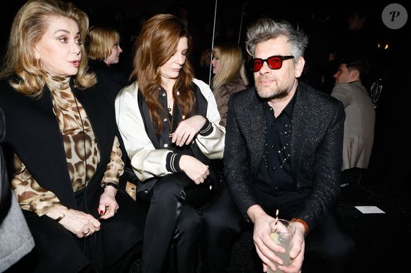 Catherine Deneuve et sa fille Chira Mastroiani, Benjamin Biolay au défilé de mode Celine Homme automne-hiver 2023/24 au Palace à Paris le 10 février 2023.
© Christophe Clovis / Bestimage