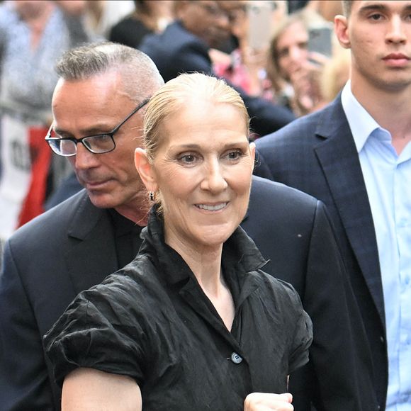 Céline Dion donne de ses nouvelles.

Céline Dion à la sortie de l'hôtel Royal Monceau à Paris avant l'ouverture des Jeux Olympiques (JO) de Paris. © Agence / Bestimage