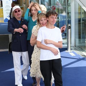 Philippe Katerine, Julie Depardieu et leurs enfants Billy et Alfred - Photocall de 'Les derniers jours de Charles Baudelaire' lors de la 65eme édition du Festival TV De Monte Carlo le 14 Juin 2026 © Denis Guignebourg /Bestimage
