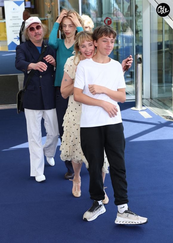 Philippe Katerine, Julie Depardieu et leurs enfants Billy et Alfred - Photocall de 'Les derniers jours de Charles Baudelaire' lors de la 65eme édition du Festival TV De Monte Carlo le 14 Juin 2026 © Denis Guignebourg /Bestimage