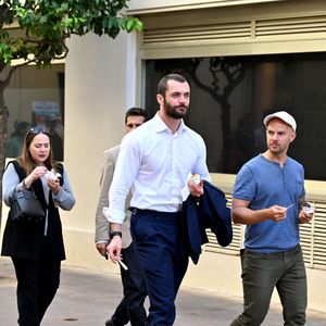 De son côté, Louis Sarkozy a appelé à l'organisation d'un rassemblement dans le 16ème arrondissement le jour de l'incarcération de son père.

Exclusif - Louis Sarkozy, candidat aux élections municipales à Menton, se promène avec son équipe dans les rues de la ville, après l'inauguration de sa permanence de campagne,  le 11 octobre 2025.  L.Sarkozy et sa compagne Natali, qui se sont installés à Menton depuis un an, s'apprêtent à fonder une famille avec l'arrivée d'un garçon prévue fin octobre 2025.
© Bruno Bebert / Bestimage