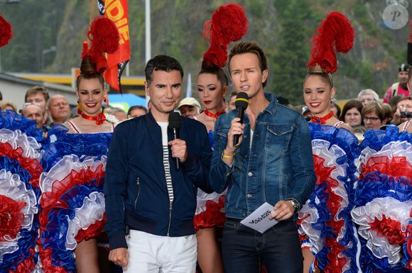 Laurent Luyat et Cyril Féraud sur le départ de la deuxième étape de la 103ème édition de la course cycliste du tour de France avec les danseuses du Moulin-Rouge le 3 juillet 2016 entre Saint-Lo et Cherbourg-en-Cotentin, en Normandie le 3 juillet 2016. . © Coadic Guirec / Bestimage