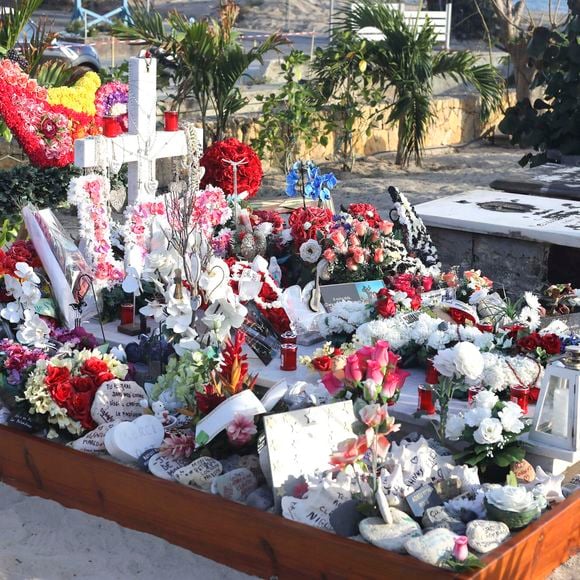 Illustrations de la tombe de Johnny Hallyday au cimetière marin de Lorient à Saint-Barthélemy le 14 avril 2018. Elle est toujours aussi fleurie et recouverte de messages touchants de la part d'admirateurs et de proches. 
Laeticia Hallyday et ses filles Jade et Joy arrivent à Saint Barth pour les vacances de Pâques pour se ressourcer, loin des affaires concernant l'héritage, et se recueillir dans le calme et la sérénité seulement 4 mois après l'inhumation.