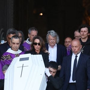 Ce cercueil immaculé est le même choix que celui fait pour Johnny Hallyday en 2017. Un point commun qui n’a sûrement rien d’un hasard. 

Laura Smet et son mari Raphaël Lancrey-Javal, Jean-Louis Borloo - Sorties des obsèques de Nathalie Baye en l'église Saint-Sulpice à Paris le 23 avril 2026. 

© Dominique Jacovides - Coadic Guirec / Bestimage