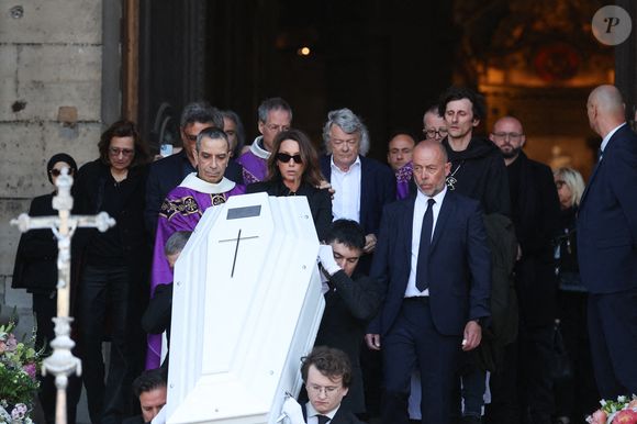 Ce cercueil immaculé est le même choix que celui fait pour Johnny Hallyday en 2017. Un point commun qui n’a sûrement rien d’un hasard. 

Laura Smet et son mari Raphaël Lancrey-Javal, Jean-Louis Borloo - Sorties des obsèques de Nathalie Baye en l'église Saint-Sulpice à Paris le 23 avril 2026. 

© Dominique Jacovides - Coadic Guirec / Bestimage
