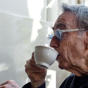 "J'avais peur que la gestion de ces affaires créée des conflits entre eux. J'ai vu les pauvres fils de Claude François se faire embobiner par des tas de mecs. C'était pour moi le moment de redistribuer à mes enfants le fruit de cette vente", a-t-il expliqué.

Alain Chamfort Le 14 mars 2024. Photo par MARC CHARUEL/ABACAPRESS.COM