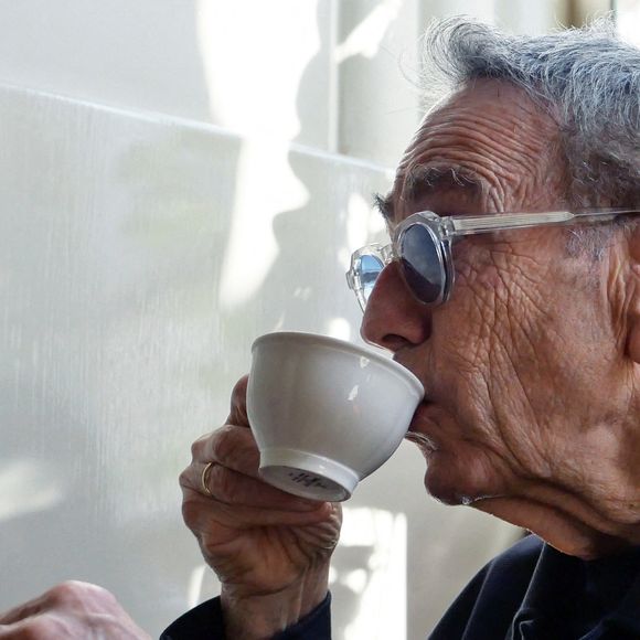 "J'avais peur que la gestion de ces affaires créée des conflits entre eux. J'ai vu les pauvres fils de Claude François se faire embobiner par des tas de mecs. C'était pour moi le moment de redistribuer à mes enfants le fruit de cette vente", a-t-il expliqué.

Alain Chamfort Le 14 mars 2024. Photo par MARC CHARUEL/ABACAPRESS.COM