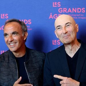 Nikos Aliagas et Nicolas Canteloup - Vernissage de l'exposition "Les grands âges", photographies de Nikos Aliagas au musée de l'Homme à Paris le 7 avril 2026. © Dominique Jacovides/Bestimage