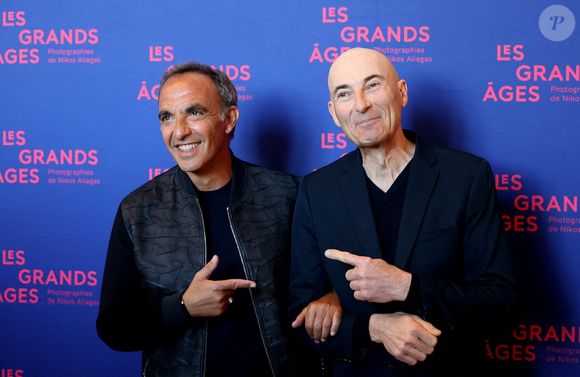 Nikos Aliagas et Nicolas Canteloup - Vernissage de l'exposition "Les grands âges", photographies de Nikos Aliagas au musée de l'Homme à Paris le 7 avril 2026. © Dominique Jacovides/Bestimage