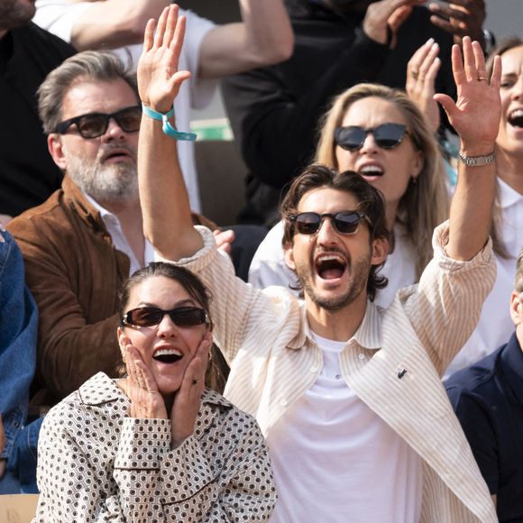 Adèle Exarchopoulos, Clovis Cornillac, sa femme Lilou Fogli, Pierre Niney, sa compagne Natasha Andrews, Guillaume Canet et son fils Marcel en tribunes lors de la finale messieurs des Internationaux de France de Tennis de Roland Garros 2025 (jour 15), à Paris, France, le 8 juin 2025. © Cyril Moreau/Bestimage