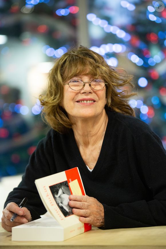 Jane Birkin dédicace son livre "Post-Scriptum" à la librairie Filigranes à Bruxelles en Belgique le 25 novembre 2019. (ALAIN ROLLAND/ IMAGEBUZZ/ BESTIMAGE).