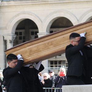 Ses obsèques réunissent aujourd'hui de nombreuses personnalités. 

Arrivée du cerceuil - Obsèques d'Isabelle Mergault à la Coupole du Père-Lachaise à Paris le 30 mars 2026. © Cyril Moreau - Dominique Jacovides / Bestimage