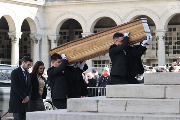 Ses obsèques réunissent aujourd'hui de nombreuses personnalités. 

Arrivée du cerceuil - Obsèques d'Isabelle Mergault à la Coupole du Père-Lachaise à Paris le 30 mars 2026. © Cyril Moreau - Dominique Jacovides / Bestimage