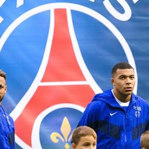 “Quand Messi est arrivé, je pense qu’il est devenu un peu jaloux, je pense qu’il ne voulait pas me partager avec quelqu’un d’autre”, explique-t-il sur Kylian Mbappé  

Neymar Jr (PSG) / Kylian Mbappe (PSG) / Lionel Messi (PSG) - Match de Ligue 1 Uber Eats "PSG -Troyes" (4-3) au Parc des Princes à Paris le 29 octobre 2022.