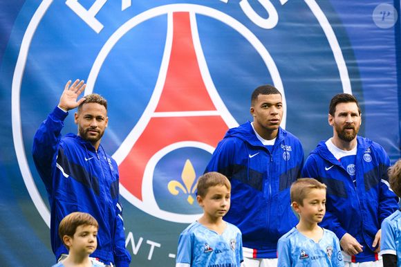 “Quand Messi est arrivé, je pense qu’il est devenu un peu jaloux, je pense qu’il ne voulait pas me partager avec quelqu’un d’autre”, explique-t-il sur Kylian Mbappé  

Neymar Jr (PSG) / Kylian Mbappe (PSG) / Lionel Messi (PSG) - Match de Ligue 1 Uber Eats "PSG -Troyes" (4-3) au Parc des Princes à Paris le 29 octobre 2022.