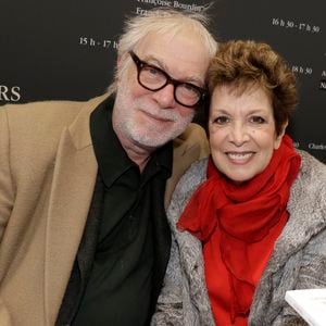 Qui a fini par accepter de redonner une chance à leur amour. La vie lui a prouvé qu'elle a eu raison de s'écouter. 
Catherine Laborde et son mari Thomas Stern - Salon du livre de Paris le 16 mars 2019. © Cédric Perrin/Bestimage