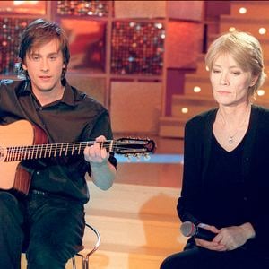 © Jean-Jacques Datchary/ABACA. 22853-3. Paris-France, 09/01/2001. Françoise Hardy et son fils Thomas Dutronc se produisent en direct lors de l'enregistrement de l'émission Vivement Dimanche de Michel Drucker.
