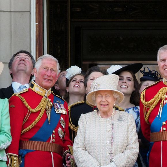 Camilla Parker Bowles, duchesse de Cornouailles, le prince Charles, prince de Galles, la reine Elisabeth II d’Angleterre, le prince Andrew, duc d’York, la princesse Beatrice d’York, la princesse Eugenie d’York, la princesse Anne - La famille royale au balcon du palais de Buckingham lors de la parade Trooping the Colour 2019, célébrant le 93ème anniversaire de la reine Elisabeth II, Londres, le 8 juin 2019.
Crédit : Agence / Bestimage