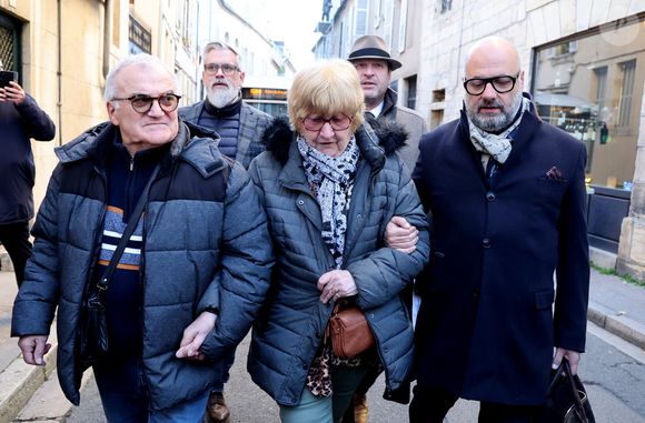 Jacqueline Jacob, 81 ans, la grand-tante du petit Grégory, arrive au palais de justice de Dijon pour être entendue car elle est soupçonnée d'être l'un des corbeaux de l'affaire Grégory.
Dijon, le 24 octobre 2025.
Plus de 40 ans après le meurtre du petit Grégory, sa grand-tante est à nouveau interrogée par la justice, soupçonnée d'être l'une des auteurs des lettres anonymes qui ont menacé la famille pendant des années. L'octogénaire, déjà soupçonnée en 2017, subit son deuxième interrogatoire en vue d'une éventuelle mise en examen, après 41 ans d'une enquête chaotique sur le meurtre de Grégory Villemin, retrouvé noyé, les mains et les pieds liés, à l'âge de 4 ans, le 16 octobre 1984, dans une rivière des Vosges. Elle arrive à pied avec son mari Marcel et maître Stéphane Giuranna, avocat.

© Dominique Jacovides / Bestimage