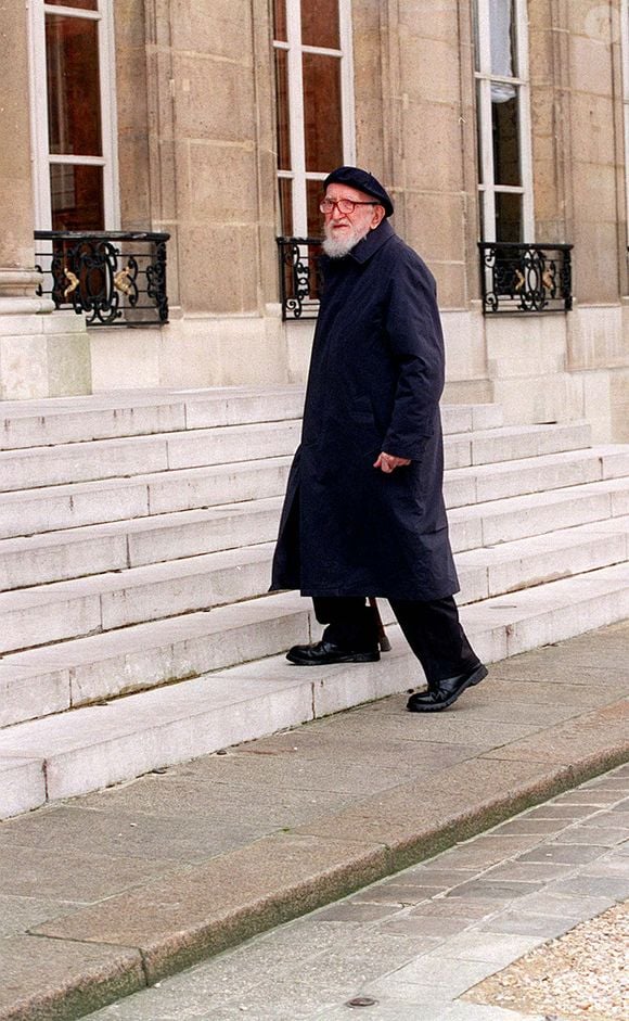 Le prêtre est accusé par plusieurs personnes de viol et d'agression sexuelle
L'abbé Pierre élevé au rang de grand officier de l'ordre de la légion d'honneur à l'Elysée le 19 avril 2001