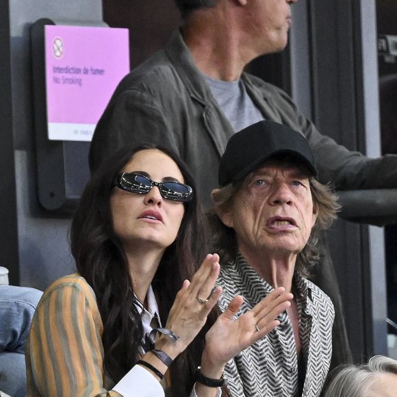 Mick Jagger et sa compagne Melanie Hamrick assistent aux épreuves d'athlétisme lors des Jeux Olympiques de Paris2024 (JO), le 8 août 2024. 
© Perusseau-Jacovides / Bestimage