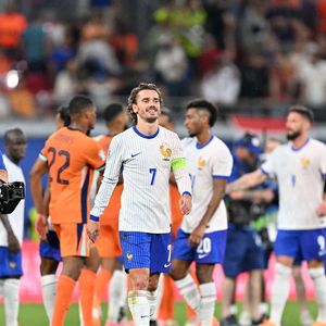 21 juin 2024, Saxe, Leipzig : football, UEFA Euro 2024, Championnat d'Europe, Pays-Bas - France, tour préliminaire, groupe D, journée de match 2, Leipzig Stadion, Antoine Griezmann (M) de la France traverse le terrain après le match et est filmé par un caméraman. Photo Hendrik Schmidt/DPA/ABACAPRESS.COM