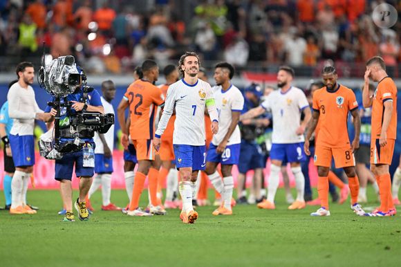 21 juin 2024, Saxe, Leipzig : football, UEFA Euro 2024, Championnat d'Europe, Pays-Bas - France, tour préliminaire, groupe D, journée de match 2, Leipzig Stadion, Antoine Griezmann (M) de la France traverse le terrain après le match et est filmé par un caméraman. Photo Hendrik Schmidt/DPA/ABACAPRESS.COM