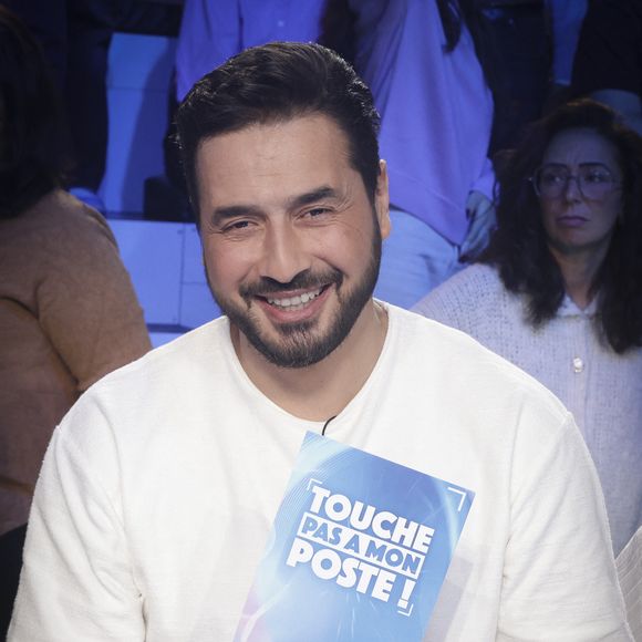 Exclusif - Moundir - Sur le plateau de l’émission TPMP (Touche Pas à Mon Poste) présentée en direct par C.Hanouna et diffusée sur C8 le 4 décembre 2023. © Jack Tribeca / Bestimage