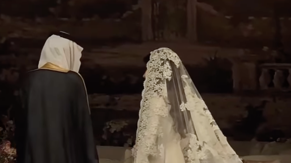 Un voile cathédrale interminable et une robe Dolce & Gabbana : le mariage de cette princesse en met plein les yeux