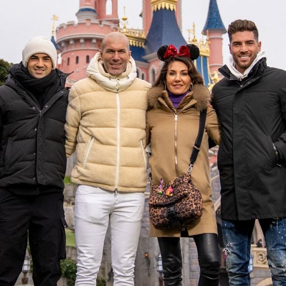 Tous les enfants de Zinédine Zidane se sont lancés dans une carrière de footballeur professionnel

Zinédine Zidane avec sa femme Véronique et leurs fils Enzo Zidane, Luca Zidane, Elyaz Zidane, Théo Zidane - People au 30ème anniversaire du parc d'attractions Disneyland Paris à Marne-la-Vallée. © Disney via Bestimage