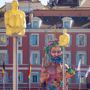 Christian Estrosi, le maire de Nice, sa fille Bianca, son 1er adjoint Anthony Borré et Graig Monetti, l'adjoint au maire de Nice, délégué à l’événementiel, à la jeunesse et à l'égalité des chances, ont lancé "La Carnavalina", une déambulation d'artistes, musiciens, jongleurs, acrobates..., le long de l'avenue Jean Médecin en prémice à la soirée d'ouverture de la 140eme édition du Carnaval de Nice "Roi des Oceans" à Nice, le 15 février 2025.
Crédit : Bruno Bebert / Bestimage