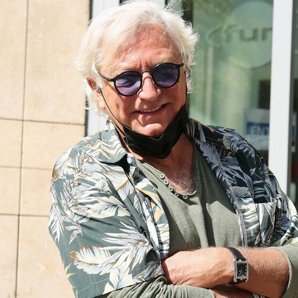 Exclusif - Laurent Boyer quitte les studios de RTL à Neuilly-sur-Seine, le 21 septembre 2020. L'animateur est muni d'un masque de protection en raison de l'épidémie de coronavirus (Covid-19). Agence / Panoramic / Bestimage