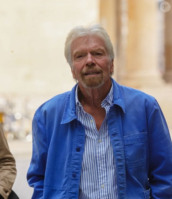 Il s'agit de Richard Branson

Le milliardaire Sir Richard Branson fait une rare apparition publique en portant des vêtements décontractés dans les studios de télévision de la BBC. Londres. © Backgrid UK/ Bestimage