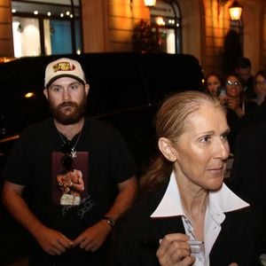 Céline Dion, entourée de son fils René-Charles, est entourée de fans alors qu'elle quitte son hôtel à Paris, en France, le 23 juillet 2024. Photo de Jasmine Aissaoui/INSTARimages/ABACAPRESS.COM