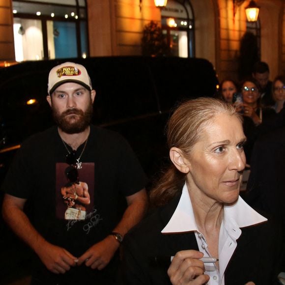 Céline Dion, entourée de son fils René-Charles, est entourée de fans alors qu'elle quitte son hôtel à Paris, en France, le 23 juillet 2024. Photo de Jasmine Aissaoui/INSTARimages/ABACAPRESS.COM