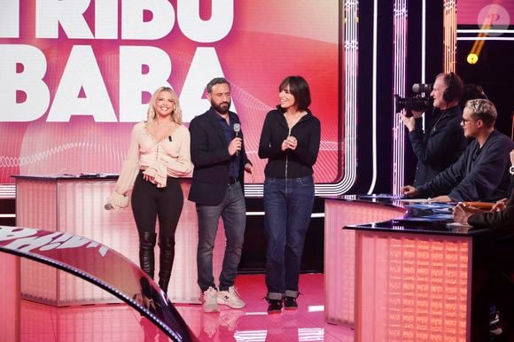 Cyril Hanouna a confirmé qu'elle restait un membre de la famille malgré son départ.

Exclusif - Kelly Vedovelli, Cyril Hanouna, Géraldine Maillet, sur le plateau de l'émission " TPMP " présentée par C.Hanouna et diffusée en direct sur C8, Paris, France, le 25 février 2025. Jack Tribeca / Bestimage