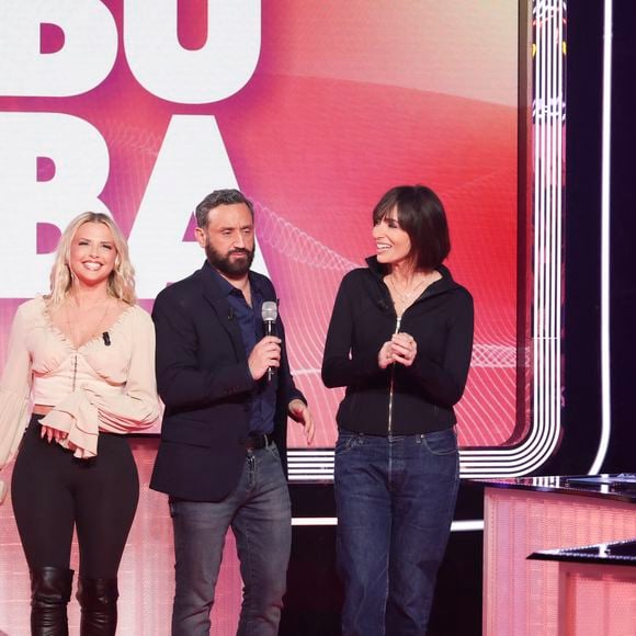 Cyril Hanouna a confirmé qu'elle restait un membre de la famille malgré son départ.

Exclusif - Kelly Vedovelli, Cyril Hanouna, Géraldine Maillet, sur le plateau de l'émission " TPMP " présentée par C.Hanouna et diffusée en direct sur C8, Paris, France, le 25 février 2025. Jack Tribeca / Bestimage