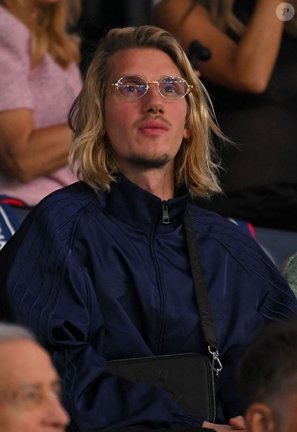 Reconnaissant, l'humoriste a partagé son émotion sur Instagram, soulignant la magie de monter sur scène entouré de proches.

Paul Mirabel - Célébrités dans les tribunes du match de quart de finale aller de Ligue Des Champions 2025-2026 (LDC) "PSG - Liverpool (2-0)" au Parc des Princes à Paris le 8 avril 2026. © Federico Pestellini /PsnewZ/Bestimage