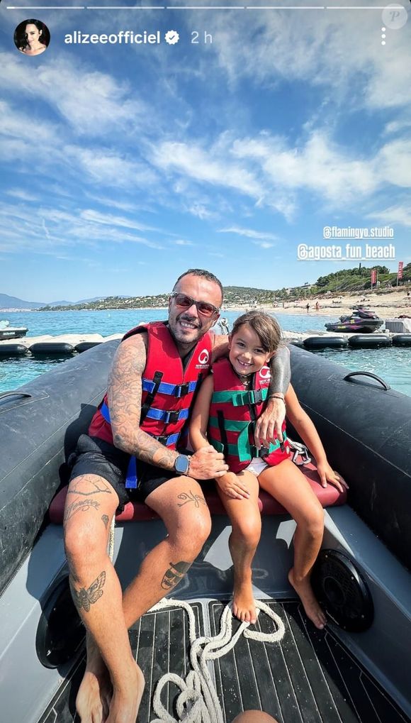 La première photo partagée montre la petite Maggy auprès de son oncle Johann Jacotey, le frère de sa célèbre maman. 

Maggy (fille d'Alizée) avec son oncle Johann Jacotey © Instagram