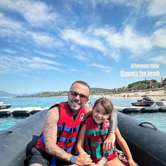 La première photo partagée montre la petite Maggy auprès de son oncle Johann Jacotey, le frère de sa célèbre maman. 

Maggy (fille d'Alizée) avec son oncle Johann Jacotey © Instagram