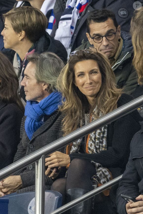 Anne-Claire Coudray et son compagnon Nicolas Vix dans les tribunes lors du match de football de qualification pour la Coupe du monde 2022 entre la France et le Kazakhstan au stade Parc des Princes à Paris, France, le 13 novembre 2021. La France a gagné 8-0. © Cyril Moreau/Bestimage