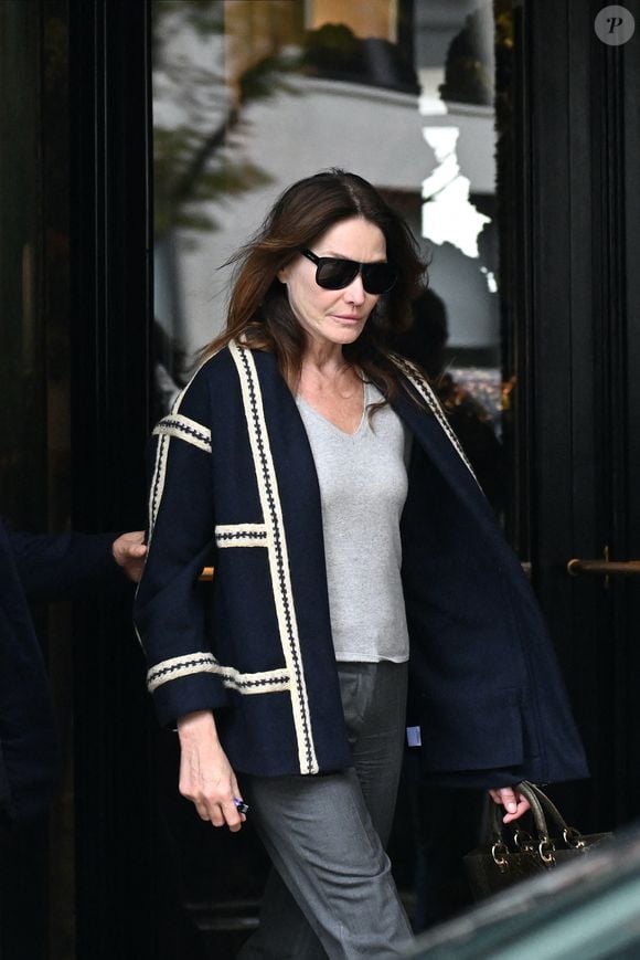Carla Bruni - La famille Sarkozy réunie au restaurant du "Four Seasons Hôtel George V" pour l'anniversaire de Giulia Sarkozy (14 ans) à Paris, France, le 19 octobre 2025. Nicolas profite au maximum de ses derniers jours de liberté avant son incarcération à la prison de la Santé mardi 21 octobre. © Bestimage