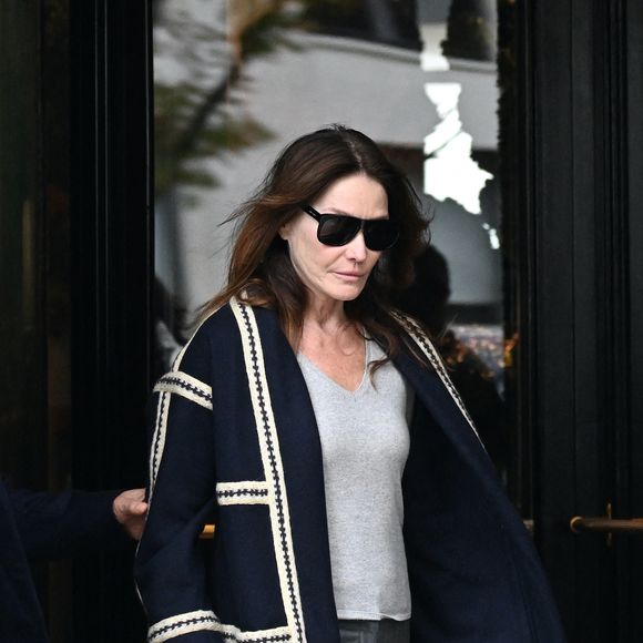 Carla Bruni - La famille Sarkozy réunie au restaurant du "Four Seasons Hôtel George V" pour l'anniversaire de Giulia Sarkozy (14 ans) à Paris, France, le 19 octobre 2025. Nicolas profite au maximum de ses derniers jours de liberté avant son incarcération à la prison de la Santé mardi 21 octobre. © Bestimage