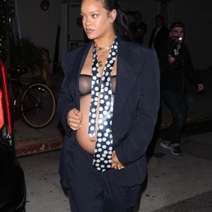 EXCLUSIF Santa Monica, Californie  - Rihanna enceinte fait une apparition sexy en sortant d'un dîner tardif chez Giorgio Baldi à Santa Monica - 2025 (Backgrid USA / Bestimage).