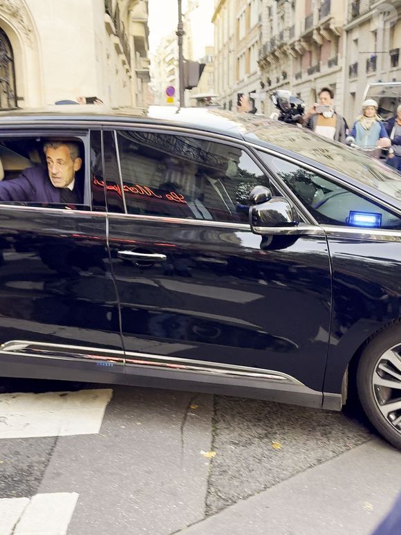 Nicolas Sarkozy en voiture pour se rendre à la prison de La Santé à Paris, France, le 21 octobre 2025. 

. © Charles Cohen-Boyer/Bestimage