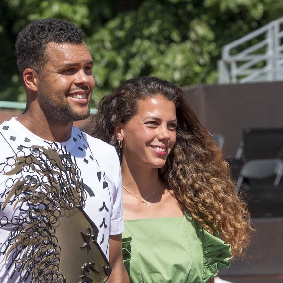 Jo-Wilfried Tsonga est en couple depuis plus de 10 ans avec Noura El Shwekh

Le Français Jo-Wilfried Tsonga, éliminé lors de l'Open Parc d'Auvergne Rhône Alpes à Lyon, s'apprête à faire ses adieux au tennis après Roland Garros. Sous le regard de sa femme Noura et son fils Sugar, le champion de tennis de 37 ans a été battu par le Slovaque Alex Molcan (6-4, 6-4). Le 16 mai 2022. 
© Sandrine Thesillat / Panoramic / Bestimage